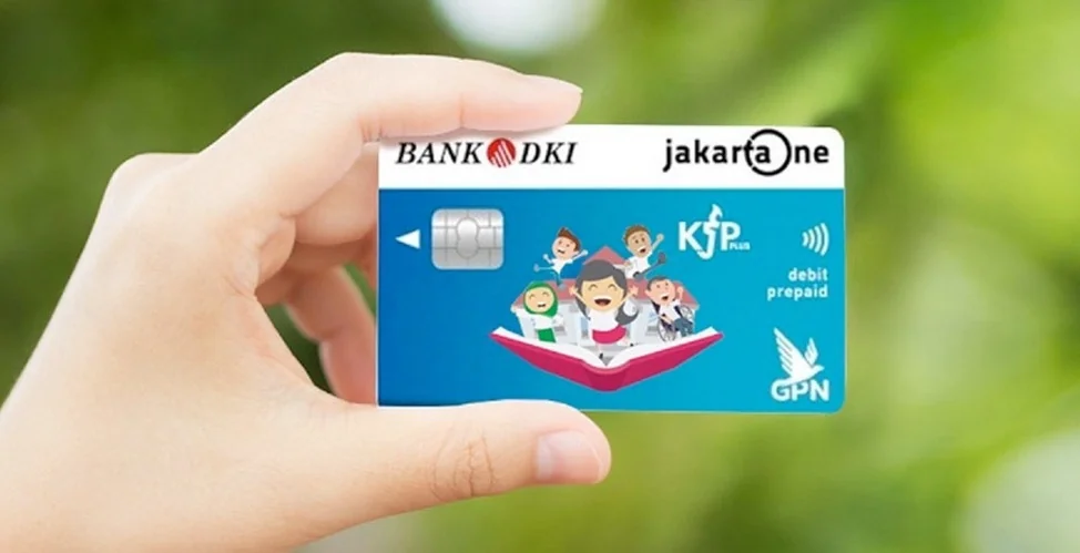 Kartu Jakarta Pintar (KJP) Plus merupakan program strategis Pemprov DKI Jakarta untuk memberikan akses kepada warga DKI Jakarta usia sekolah 6-21 tahun dari keluarga tidak mampu, agar dapat menuntaskan pendidikan wajib belajar 12 tahun. Foto: Pemprov DKI