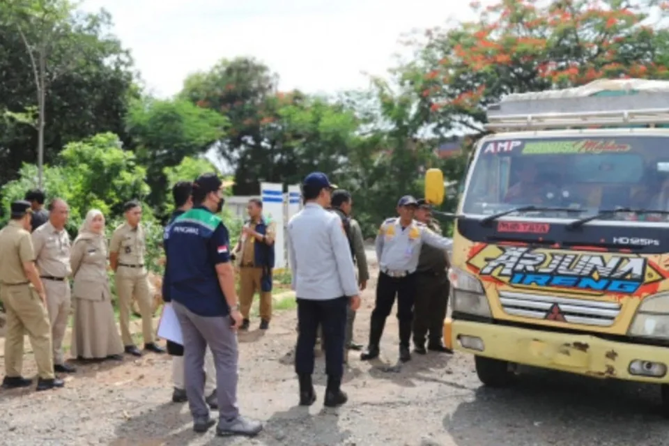 Dokumentasi - Dinas Lingkungan Hidup (DLH) DKI Jakarta menindak dua truk sampah swasta yang membuang sampah di lokasi yang bukan peruntukannya (ilegal) di lingkungan RW 08, Kelurahan Cilincing, Kecamatan Cilincing, Jakarta Utara, Senin (22/1/2024). Foto: