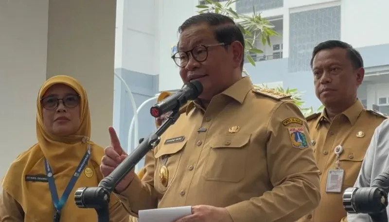 Gubernur DKI Jakarta Pramono Anung usai meninjau renovasi SDN 05 Pekayon dan SMPN 91 Pasar Rebo, Jakarta Timur, Senin (12/10/2026). Foto: ANTARA