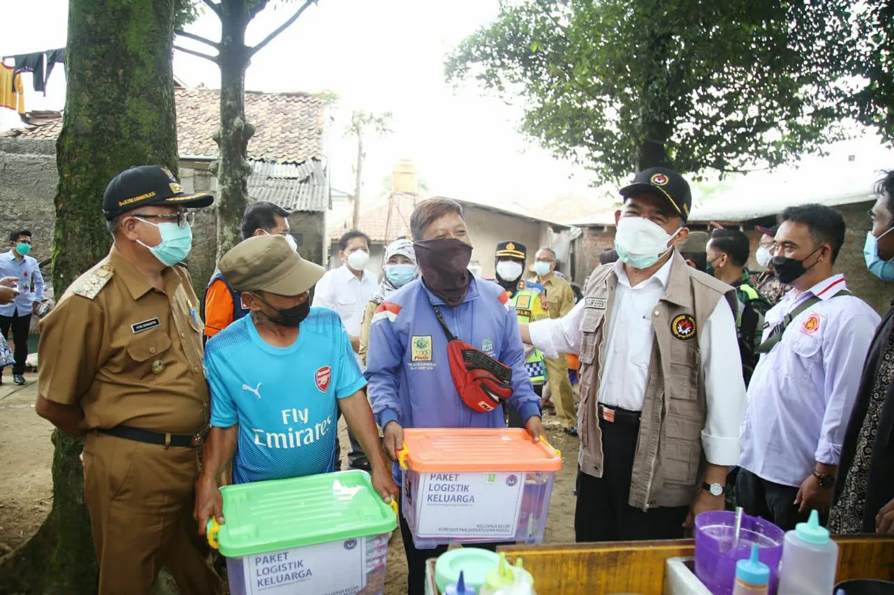 Kementerian Sosial dan Badan Pusat Statistik (BPS) pada 2025 mencatat bahwa18 juta penerima manfaat bansos yang diperiksa, sebanyak 4,2 juta orang ditemukan tidak tepat sasaran. Foto:  Kemensos