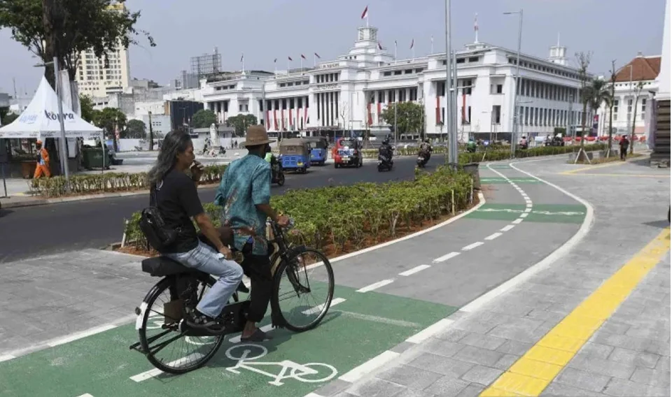 Arsip foto - Pesepeda melintasi jalur sepeda yang selesai dibangun di Jalan Lada, kawasan Kota Tua, Jakarta, Rabu (24/8/2022). Foto: ANTARA
