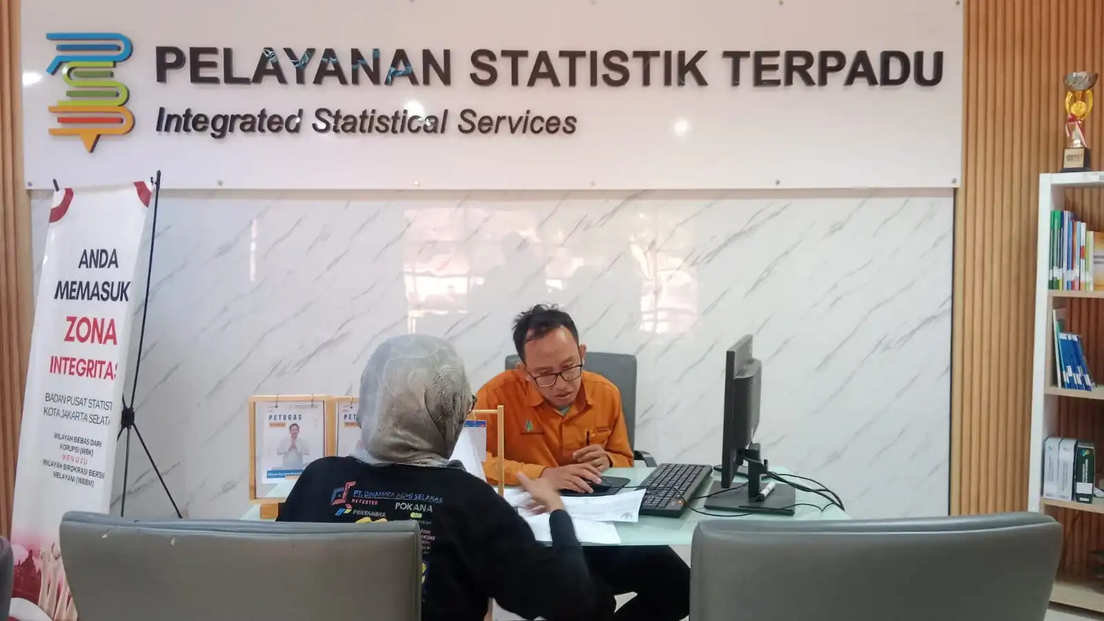 Warga berkonsultasi ke BPS Jaksel terkait desil keluarganya yang berubah dalam Data Tunggal Sosial dan Ekonomi Nasional (DTSEN). Foto: kabarjakarta