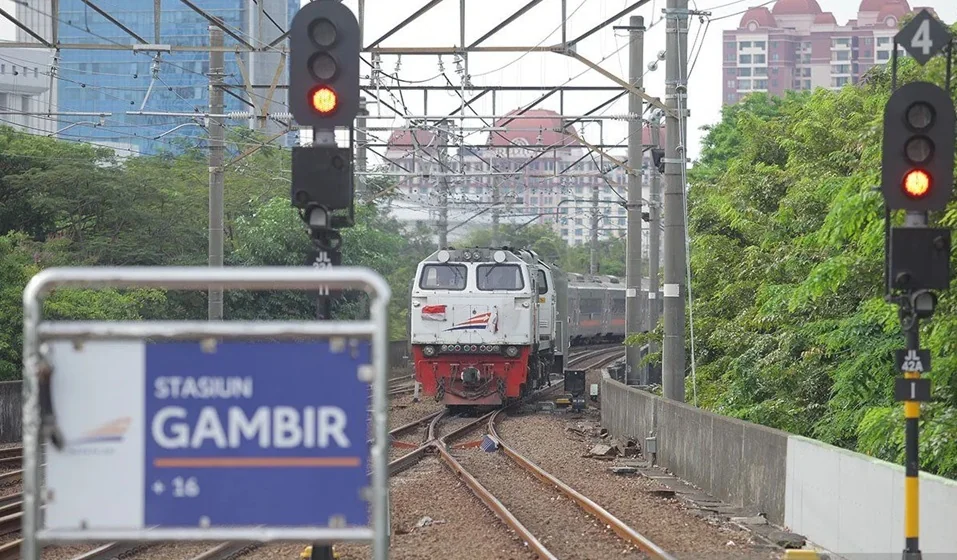 Dokumentasi - Kereta api Argo Parahyangan memasuki Stasiun Gambir, Jakarta, Kamis (3/9/2020). PT Kereta Api Indonesia Daop 1 Jakarta kembali menambah jumlah perjalanan kereta hingga 41 keberangkatan pada September 2020. Foto: ANTARA