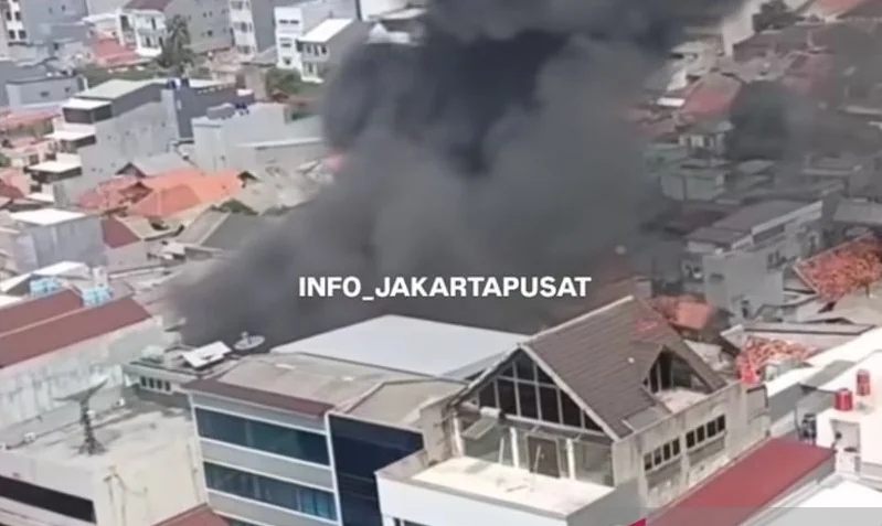 Tangkapan layar kejadian kebakaran di Jalan Batu Ceper VIII Nomor 9, Kelurahan Kebon Kelapa, Kecamatan Gambir, Jakarta Pusat pada Senin (31/8/2026). Foto: Instagram @info_jakartapusat