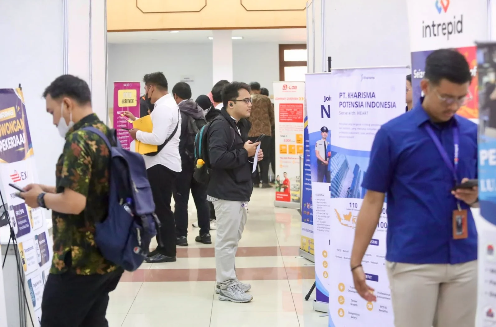 Pameran Bursa Kerja (job fair) Tahap II Tahun Anggaran 2026, digelar di Gedung Pertemuan Pertamina, Cempaka Putih, Selasa (15/9). Bursa kerja yang diinisiasi oleh Suku Dinas Tenaga Kerja, Transmigrasi, dan Energi (Sudin Nakertransgi) berlangsung dari tang