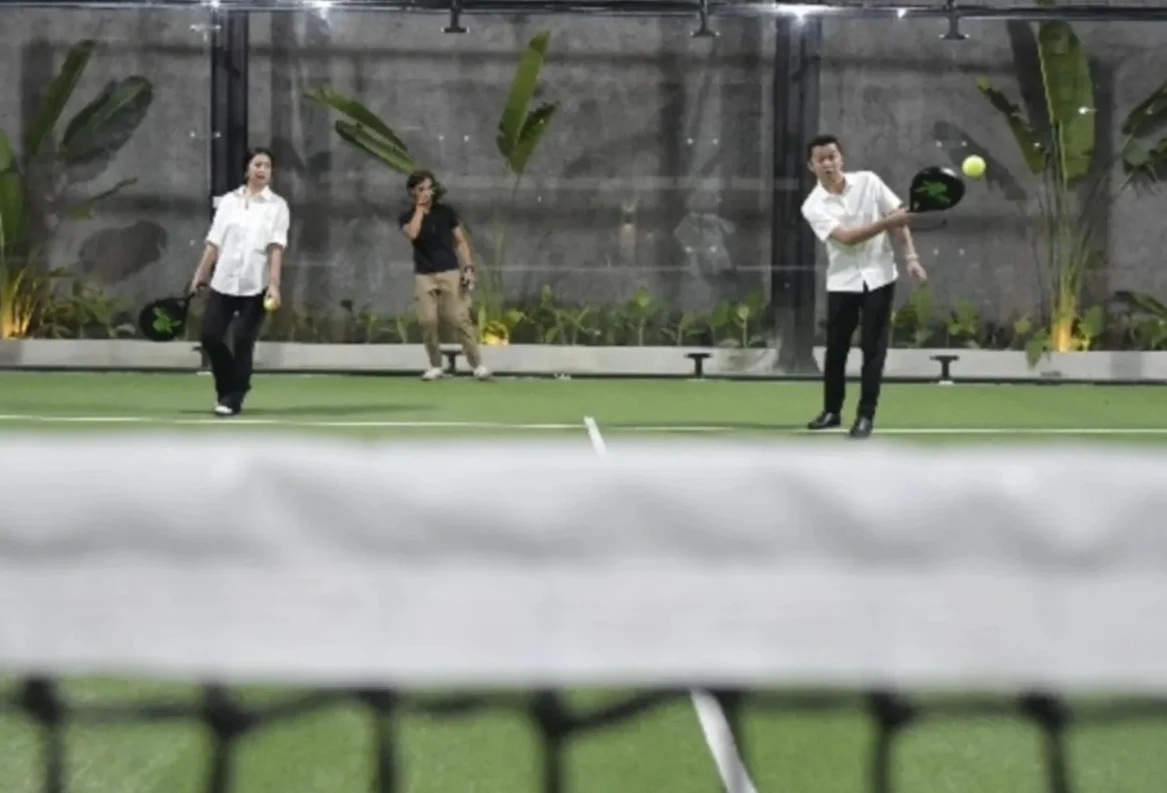 Wakil Menteri Pemuda dan Olahraga Taufik Hidayat (kanan) bermain padel saat meresmikan lapangan padel klub Seven Padel di Jakarta Selatan, Minggu (1/12/2024). Foto: Humas Kemenpora