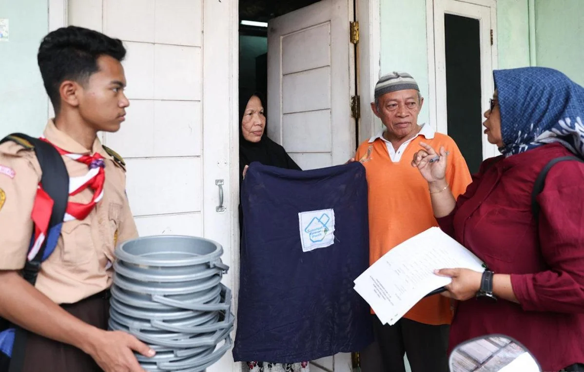 Pilot Project Pengelolaan Sampah Kolaboratif di RW 06, Kelurahan Srengseng Sawah, Kecamatan Jagakarsa, Jakarta Selatan. Dalam program ini, lebih dari 400 rumah mendapatkan edukasi dan pendampingan secara door to door, sekaligus dukungan sarana pemilahan s