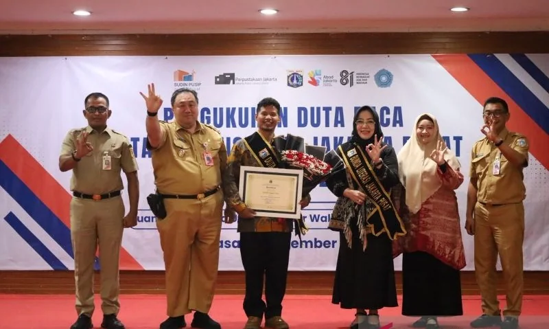 Wakil Wali Kota Administrasi Jakarta Pusat Eric PZ Lumbun (dua kiri) mengukuhkan Duta Baca Jakarta Pusat 2026 di Ruang Serbaguna Utama Kantor Wali Kota Jakarta Pusat, Selasa (8/9/2026). Foto: Pemkot Jakpus