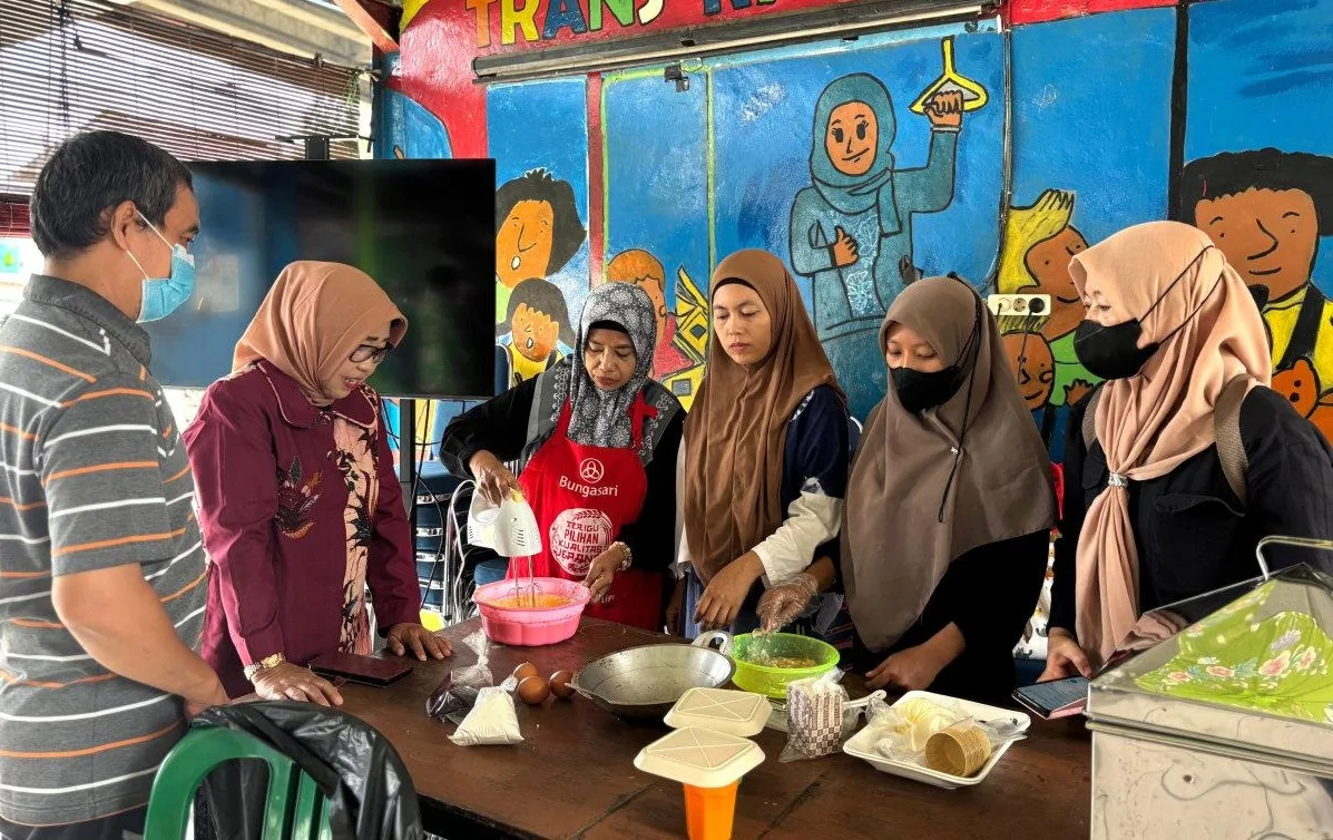 Sudin KPKP Jakarta Utara memberikan pelatihan diversifikasi olahan hasil pertanian kepada 90 pelaku usaha binaan (Jakpreneur) di RPTRA Sungai Bambu, Jalan Jati Raya, RT 10/06, Kelurahan Sungai Bambu, Kecamatan Tanjung Priok. Foto: beritajakarta