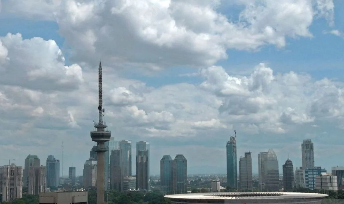 Dokumentasi - Suasana langit cerah disertai awan di sebagian wilayah Ibu Kota, Jakarta. Foto: ANTARA