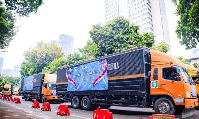 Polda Metro Jaya mengirimkan 12 truk logistik bantuan kemanusiaan untuk masyarakat terdampak gempa bumi di Nusa Tenggara Timur (NTT), Senin (17/8/2026). Foto: Humas Polda Metro Jaya