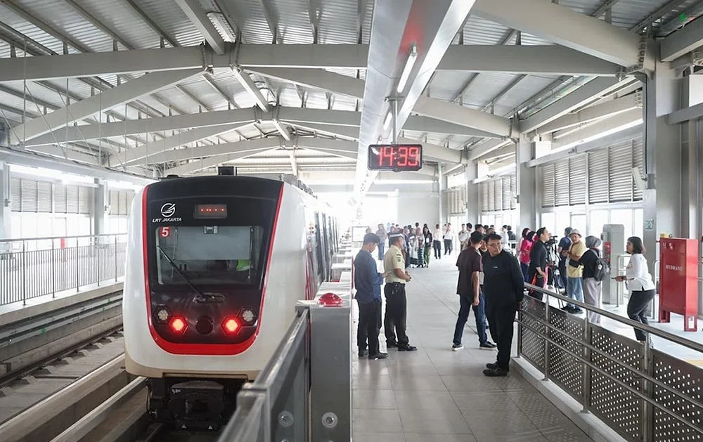 Selama delapan hari pertama operasional, tarif LRT Jakarta rute Kelapa Gading–Manggarai hanya Rp8 per perjalanan. Setelah delapan hari, tarif yang berlaku yaitu Rp5.000 untuk perjalanan Kelapa Gading–Manggarai dan Rp8.000 untuk perjalanan Velodrome–Mangga