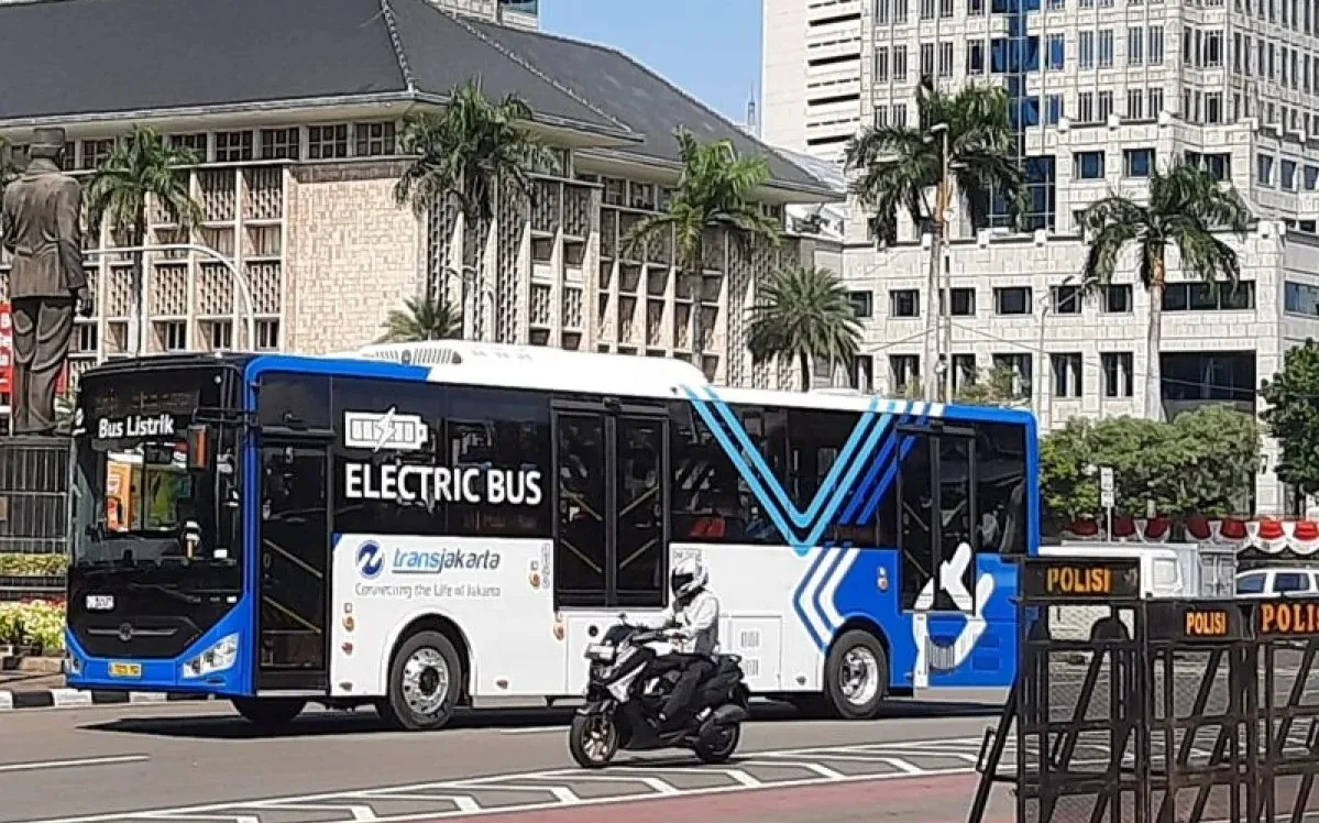 Ilustrasi - Bus Transjakarta melintasi Jalan Medan Merdeka Selatan, Jakarta Pusat. Foto: ANTARA