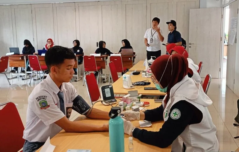 Pelaksanaan program Cek Kesehatan Gratis (CKG) di SMKN 64 Cipayung, Jakarta Timur, Kamis (13/8/2026). Foto: ANTARA