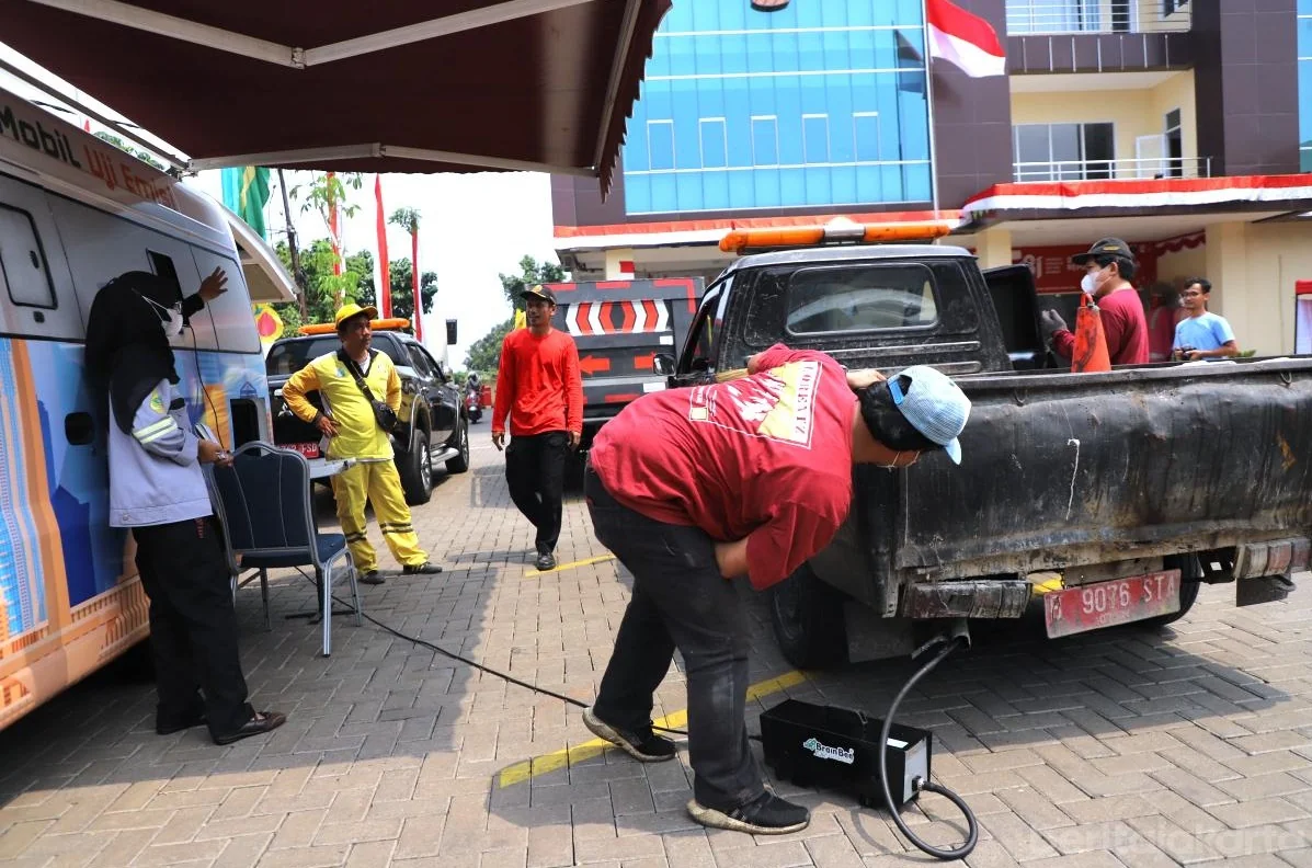 Sudin LH Jakarta Selatan terus menggencarkan pengawasan emisi kendaraan sebagai upaya meningkatkan kualitas udara. Foto: Sudin LH Jaksel