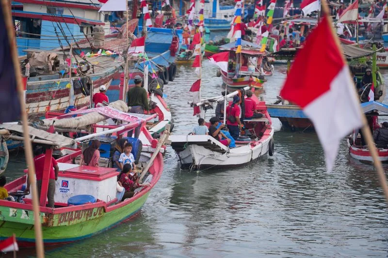 Sebanyak ribuan peserta dan 400 perahu memeriahkan Festival Kalibaru ke-4 tahun 2026 di Plaza Kalibaru,Cilincing, Jakarta Utara. Foto: Pemkot Jakut