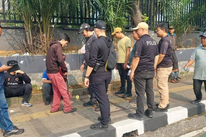 Sejumlah petugas keamanan melakukan pemeriksaan secara acak terhadap peserta unjuk rasa yang hendak menuju ke kawasan parlemen MPR/DPR di Jakarta, Kamis (27/8/2026). Foto: ANTARA