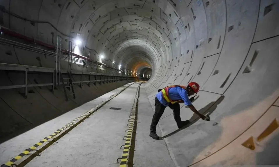 Dokumentasi - Pekerja memeriksa bangunan terowongan MRT Fase 2A Stasiun MRT Thamrin dan Monas saat pembangunan di Jakarta, Senin (26/5/2025). Foto: ANTARA
