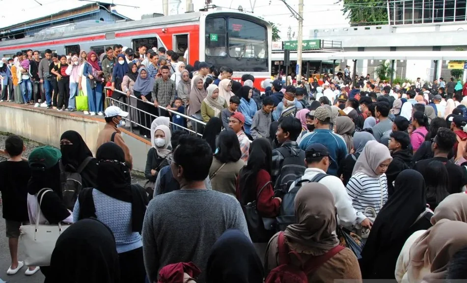 Ilustrasi - Sejumlah penumpang KRL Commuter Line memadati peron di Stasiun Bogor, Jawa Barat, Minggu (4/1/2026). Foto: ANTARA