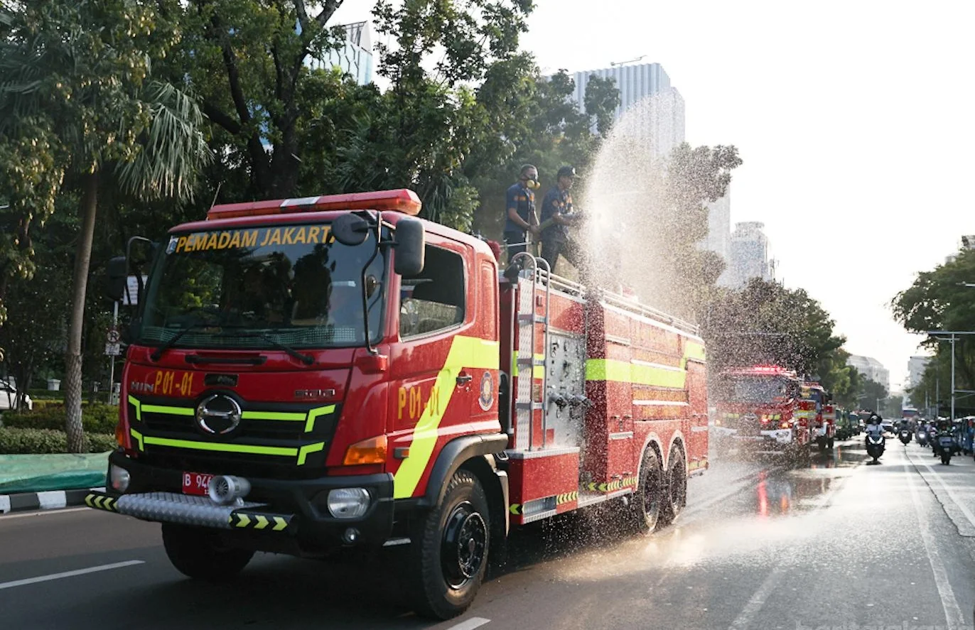 Pemprov DKI Jakarta bergerak cepat dalam mengantisipasi dampak abu vulkanik akibat erupsi Gunung Anak Krakatau. Sejumlah armada dan tim gulkarmat dikerahkan. Foto: beritajakarta