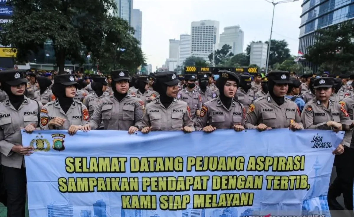 Dokumentasi - Polisi menutup akses menuju Bundaran HI saat mengamankan unjuk rasa mahasiswa di Jalan MH Thamrin, Jakarta, Selasa (18/8/2026). Polres Metro Jakarta Pusat mengerahkan 6.962 personel untuk mengawal aksi mahasiswa tersebut. Foto: ANTARA