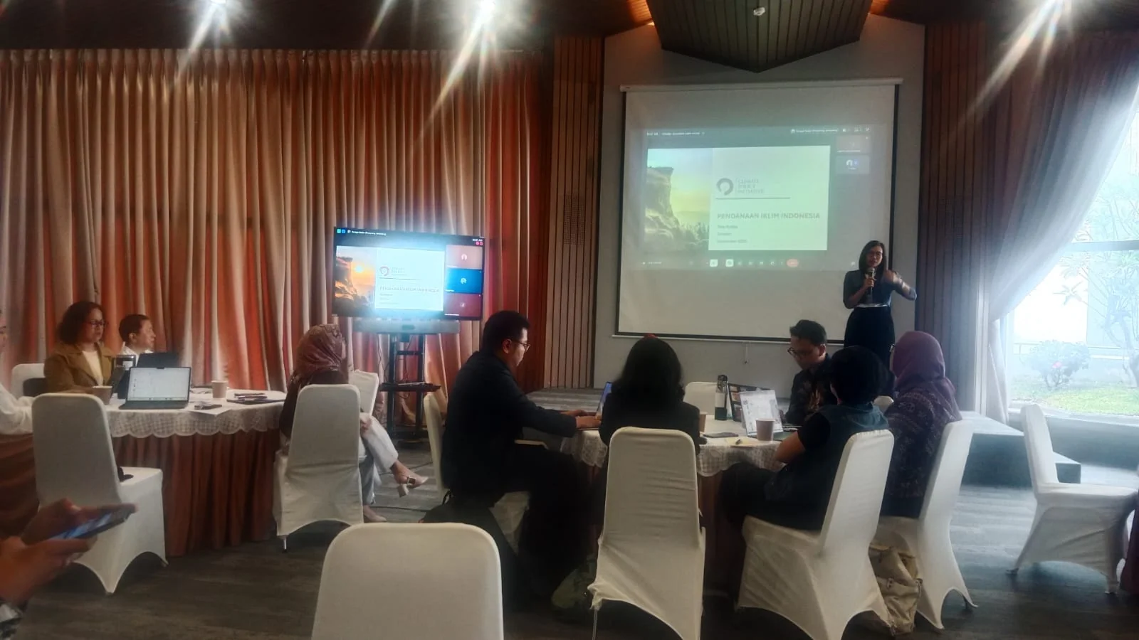 Director at Climate Policy Initiative, Tiza Mafira saat membawakan materi pada acara Journalist Crash Course dengan tema Menjembatani Kesenjangan Akses Pembiayaan Iklim Berkeadilan di Jakarta, Kamis, 3 September 2026. Foto: kabarjakarta