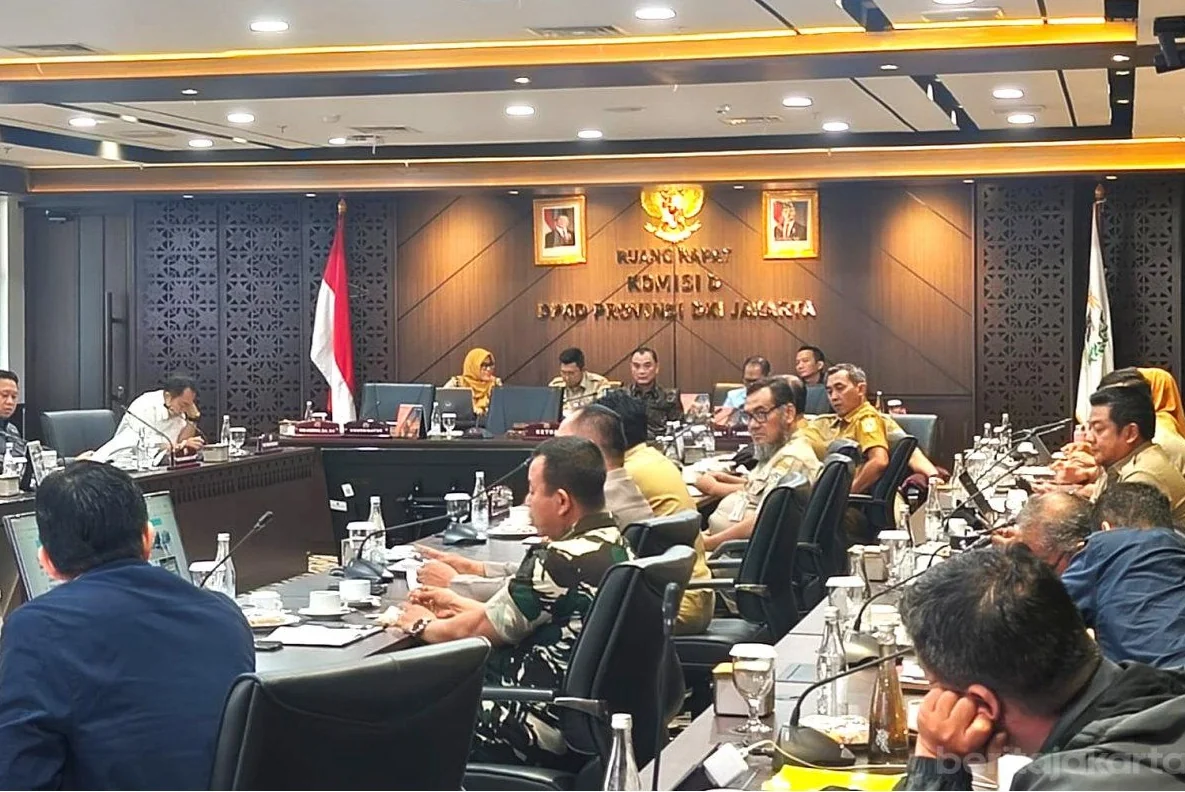 Pansus Pengelolaan Sampah DPRD DKI Jakarta menggelar rapat koordinasi bersama Pemkot Jakarta Utara, Dinas Lingkungan Hidup (DLH), kepolisian, dan TNI guna membahas persoalan tumpukan sampah di TPS liar Jalan Reformasi, Nagrak, Cilincing, Jakarta Utara. Su