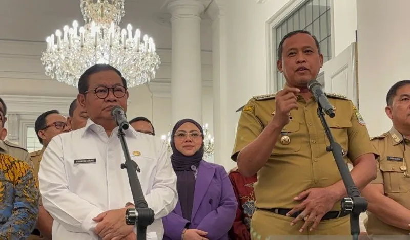 Gubernur DKI Jakarta Pramono Anung dan Wali Kota Bekasi Tri Adhianto Tjahyono di Balai Kota, Senin (26/10/2026). Foto: ANTARA