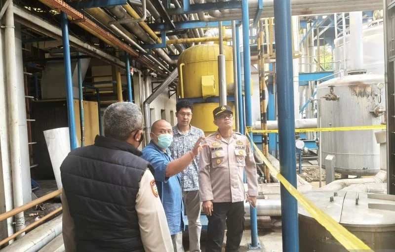 Polisi melakukan pemeriksaan usai pilihan warga terdampak kebocoran gas dari salah satu PT di Jalan Raya Bogor, Pekayon, Pasar Rebo, Jakarta Timur, Selasa (29/9/2026). Foto: Polres Metro Jakarta Timur