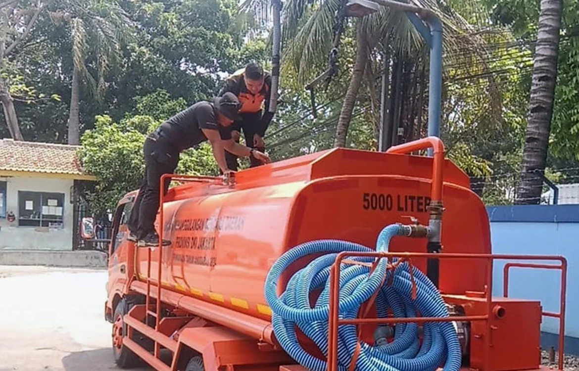 BPBD Jakarta Selatan mengerahkan armada mobil tangki berkapasitas 5.000 liter untuk mendistribusikan air bersih kepada warga yang terdampak kekeringan. Foto: beritajakarta