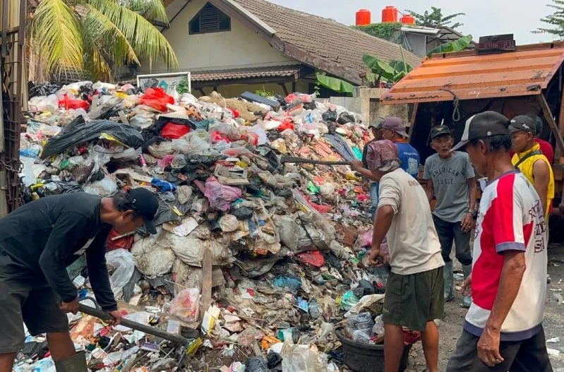 Sampah menumpuk di kawasan RT 04/RW 03, Kelurahan Kedaung Kaliangke, Kecamatan Cengkareng, Jakarta Barat, Jumat (7/8/2026). Foto: ANTARA