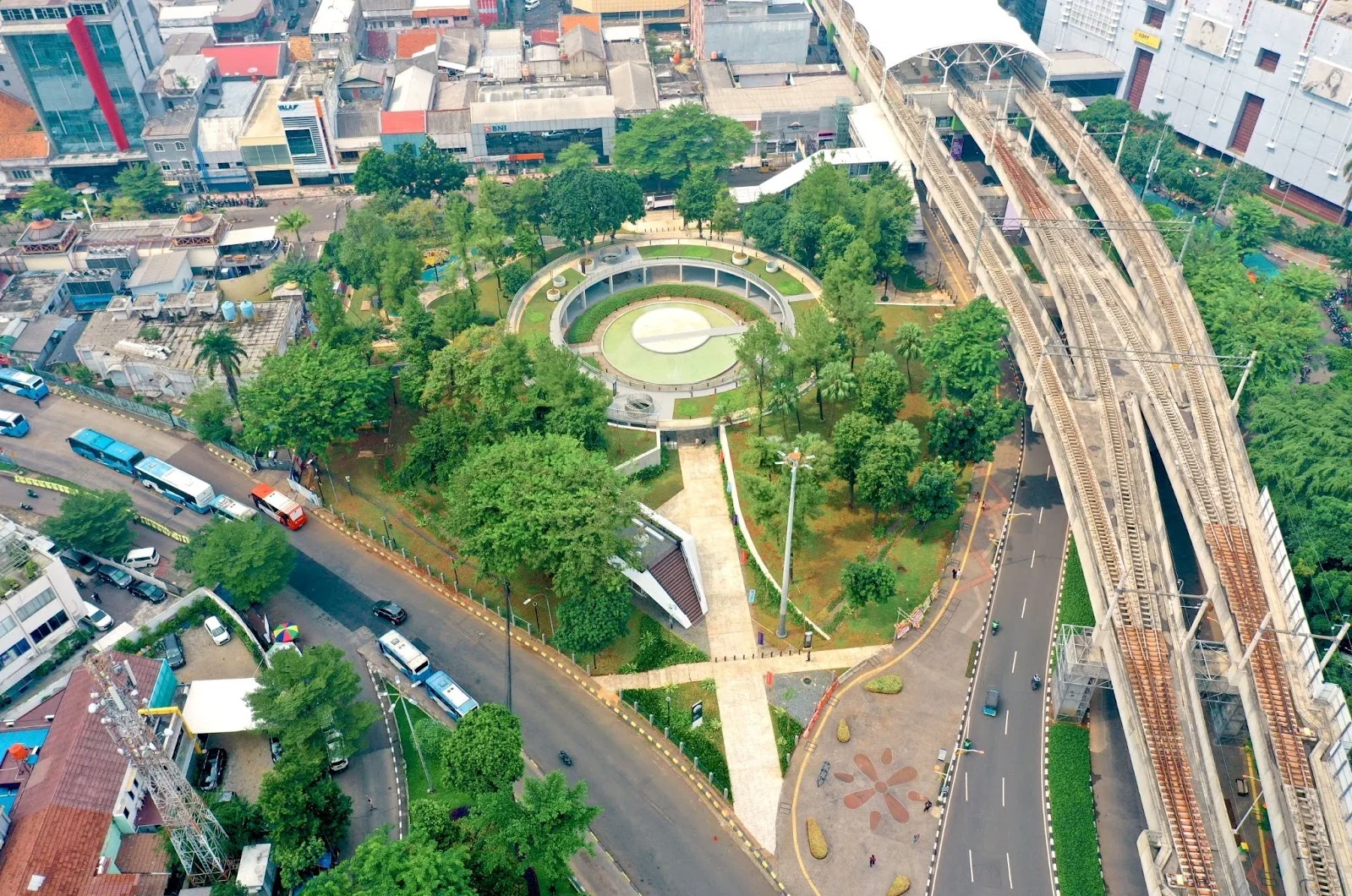 Transit Oriented Development (TOD) memiliki tujuan agar permukiman warga, pusat perdagangan, pusat jasa, perkantoran, ruang terbuka, ruang publik, dan layanan masyarakat lainnya dapat diakses dengan mudah satu sama lain hanya dengan berjalan kaki, bersepe