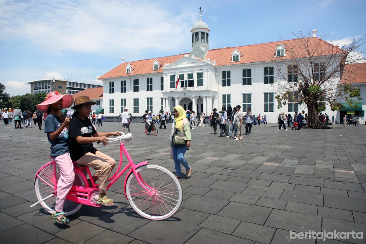 Suasana alun-alun Kota Tua, Jakarta Barat dipadati pengunjung. Foto: Berita Jakarta