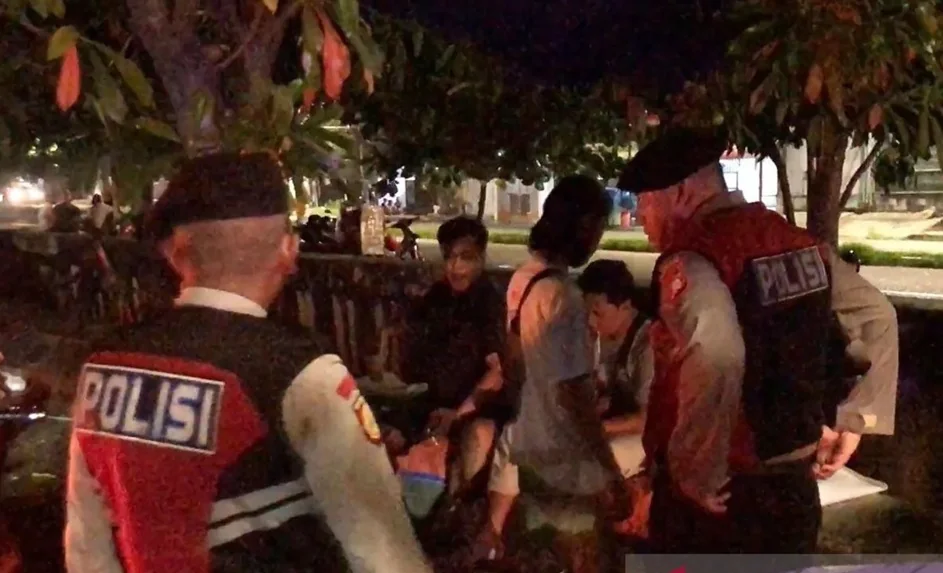 Polisi melakukan aksi pembubaran pemuda nongkrong di sejumlah titik di Jakarta Utara dalam mencegah aksi tawuran dan kejahatan jalanan pada Sabtu (27/4/2024) malam. Foto: Polres Metro Jakut