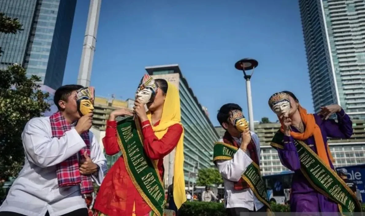 Abang None Jakarta Selatan membawakan tari Topeng Betawi saat Hari Bebas Kendaraan Bermotor (HBKB) atau Car Free Day (CFD) di kawasan Bundaran HI, Jakarta, Minggu (8/6/2025). Foto: ANTARA