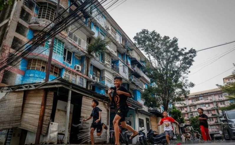 Sejumlah anak-anak bermain di Rusun Petamburan, Jakarta Pusat, Selasa (16/9/2025). Pemprov DKI Jakarta berencana akan membangun 19.800 unit hunian vertikal dengan harga terjangkau guna mendukung program Presiden Prabowo Subianto dalam membangun 3 juta rum