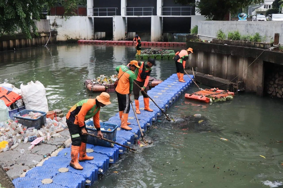 Dinas Lingkungan Hidup DKI Jakarta menyiagakan 1.790 Pasukan Oranye untuk menangani sampah akibat banjir yang melanda sejumlah wilayah ibu kota. Kesiapsiagaan ini merupakan bagian dari antisipasi menghadapi musim hujan. Foto: Pemprov DKI
