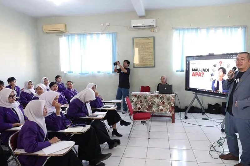 Pelatihan Tempat Kumpul Kreatif (TKK) Gen Z Academy di SMK Wisata Indonesia, Pasar Minggu digelar oleh Suku Dinas Perindustrian, Perdagangan, Koperasi, Usaha Kecil dan Menengah (PPKUKM) Jakarta Selatan bersama Suku Dinas Pendidikan Wilayah II Jakarta Sela