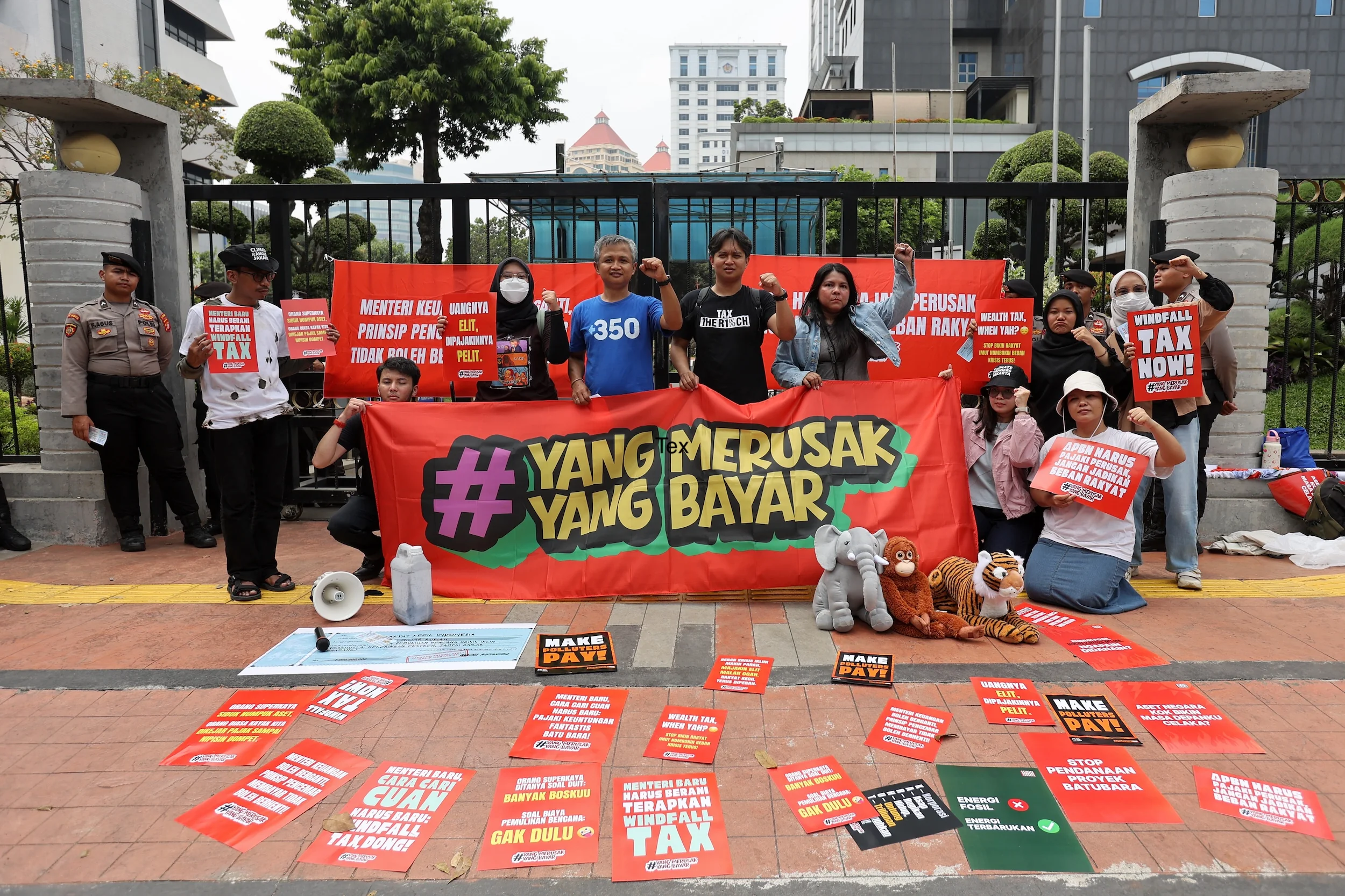Korban bencana di Sumatera masih terlantar, sementara korban karhutla dan berbagai bencana terkait krisis iklim di daerah lainnya dipaksa memulihkan kehidupannya dengan kemampuan sendiri. Mereka yang mampu pulih sendiri maupun mereka yang hingga kini belu