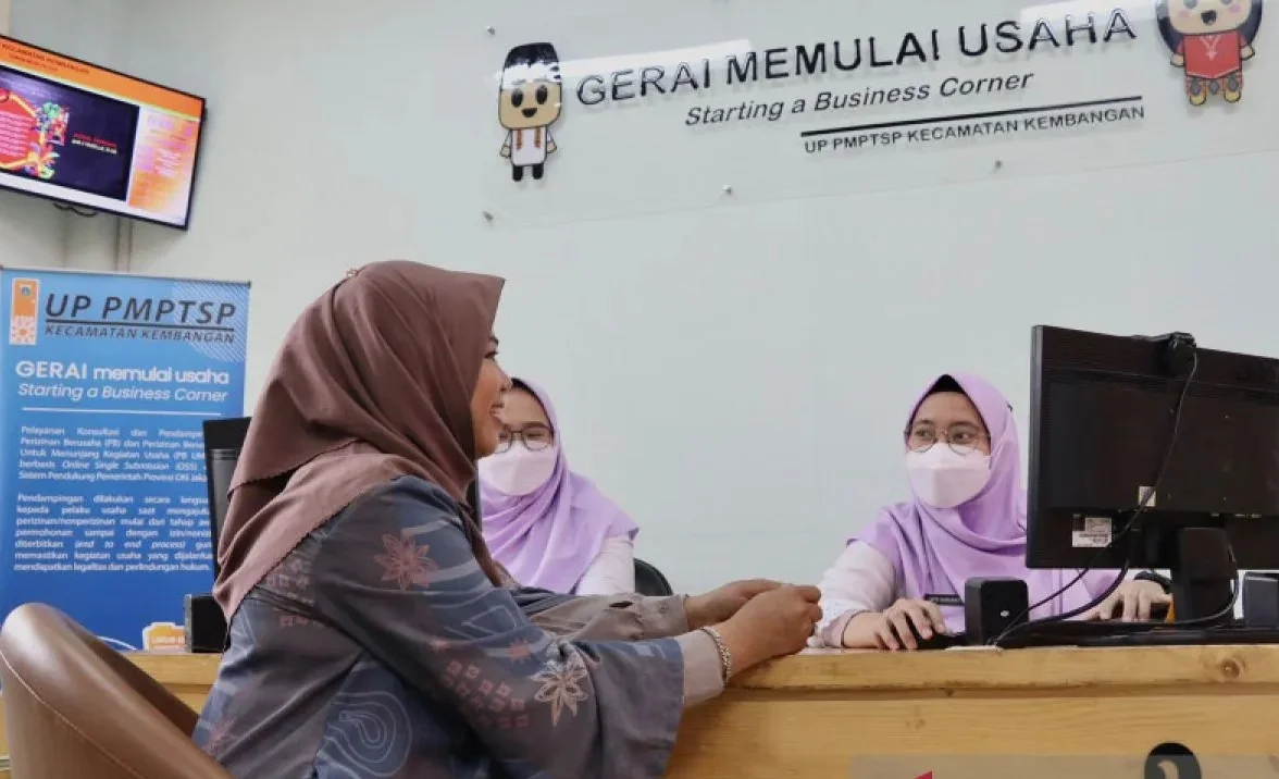 Dinas Penanaman Modal dan Pelayanan Terpadu Satu Pintu (DPMPTSP) DKI Jakarta membuka gerai pengurusan izin usaha di Kembangan, Jakarta Barat, Rabu (14/9/2022). Foto: ANTARA