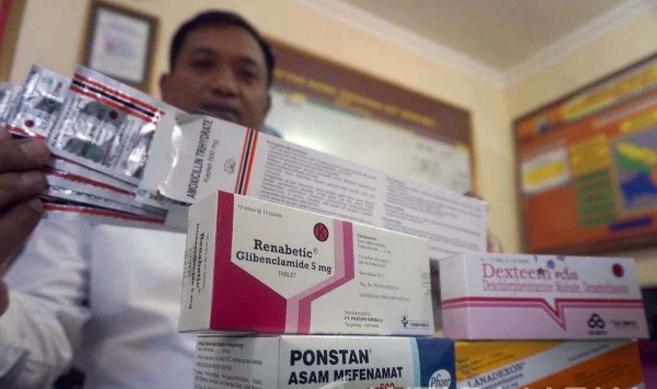 Dokumentasi - Petugas menunjukkan barang bukti obat keras yang disita dari sejumlah apotek di Tulungagung, Jawa Timur, Rabu (20/9). Foto: ANTARA