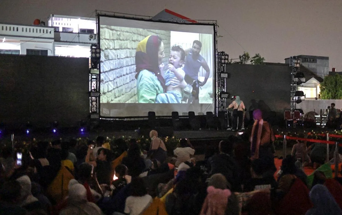 Jakarta Culture Cinema (JCC), mengadakan kegiatan nonton bareng di Lapangan Sarana, RW 01 Kelurahan Rawa Badak Selatan, Koja, Jakarta Utara, Sabtu (26/9). Foto: beritajakarta