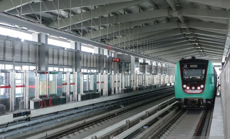 LRT Jakarta Manggarai-Kelapa Gading berhenti di Stasiun LRT Jakarta Manggarai, Jakarta, Senin (24/8/2026). Foto: ANTARA
