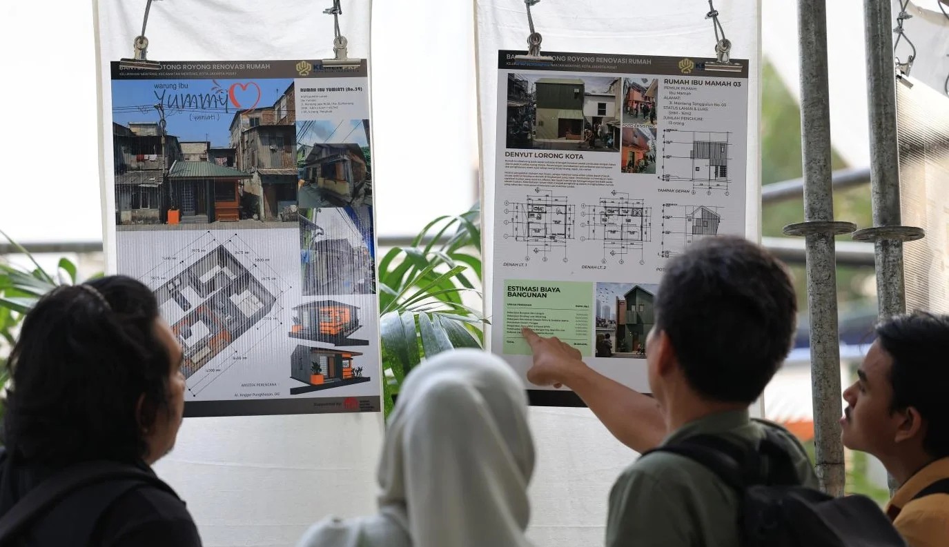 Festival Arsitektur Bantar Sungai menghadirkan Klinik Arsitektur yang memberikan layanan konsultasi gratis bagi masyarakat terkait rumah sehat, tata ruang, hingga persoalan hunian seperti sirkulasi udara dan kondisi rumah yang terlalu panas. Foto: beritaj