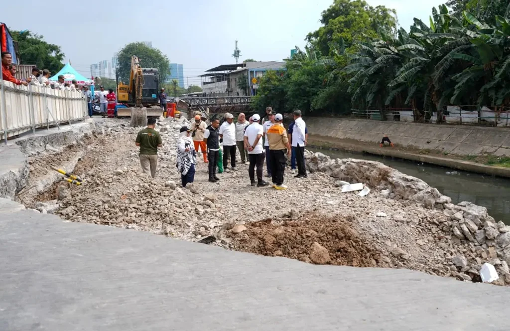 Walikota Administrasi Jakarta Timur, Munjirin, meninjau lokasi jalan amblas di Jalan Cinta, Kelurahan Pulo Gadung, Kecamatan Pulo Gadung, Jakarta Timur. Foto: Pemkot Jaktim