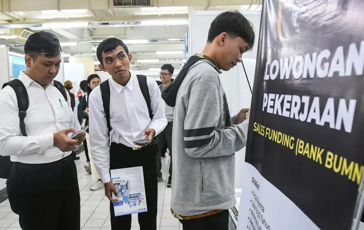 Dokumentasi - Sejumlah warga mencari informasi lowongan pekerjaan saat bursa kerja di Thamrin City, Jakarta, Rabu (12/3/2025). Foto: ANTARA