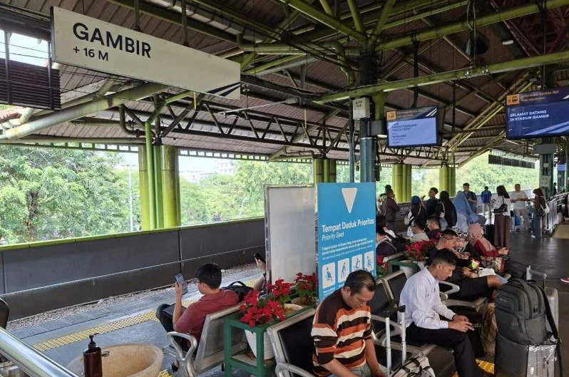 Dokumentasi - Penumpang kereta api di Stasiun Gambir, Jakarta Pusat. PT KAI Daop 1 Jakarta mencatat arus balik penumpang masa libur panjang Maulid Nabi Muhammad SAW, dimulai hari ini, dengan total 30.667 penumpang tiba di sejumlah stasiun wilayah Daop 1 J