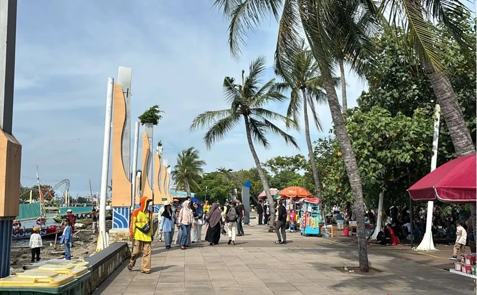 Dokumentasi - Pengunjung saat berwisata di kawasan Taman Impian Jaya Ancol, Jakarta Utara, Minggu (22/3/2026). Foto: ANTARA