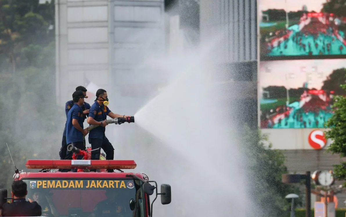 Pemerintah Provinsi (Pemprov) DKI Jakarta terus melakukan upaya penanganan dampak abu vulkanik Gunung Anak Krakatau, salah satunya melalui operasi water mist atau penyemprotan air bertekanan tinggi. Foto: Pemprov DKI