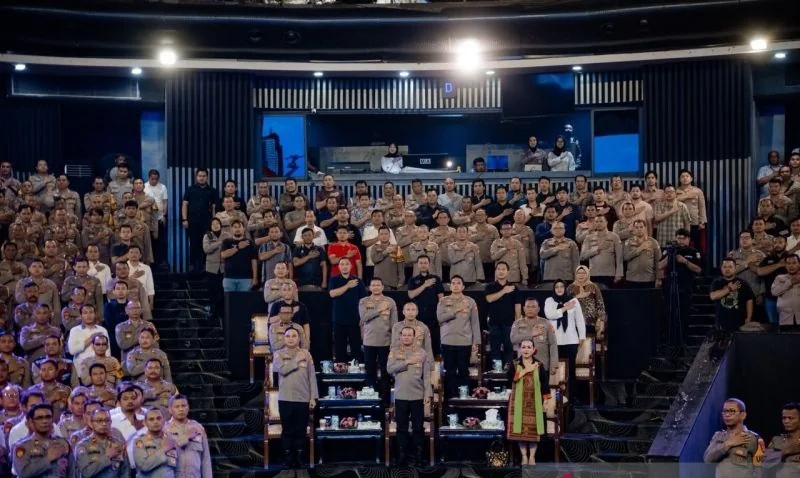 Polda Metro Jaya menggagas Program Bapak Asuh, Ibu Asuh, dan Sahabat Pelajar sebagai langkah memperkuat sistem perlindungan serta pencegahan dini terhadap persoalan remaja di lingkungan sekolah di Balai Sarbini, Setiabudi, Jakarta Selatan, Kamis (17/9/202